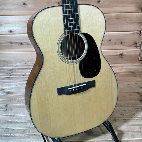 Martin 00-18 Acoustic Guitar - Natural